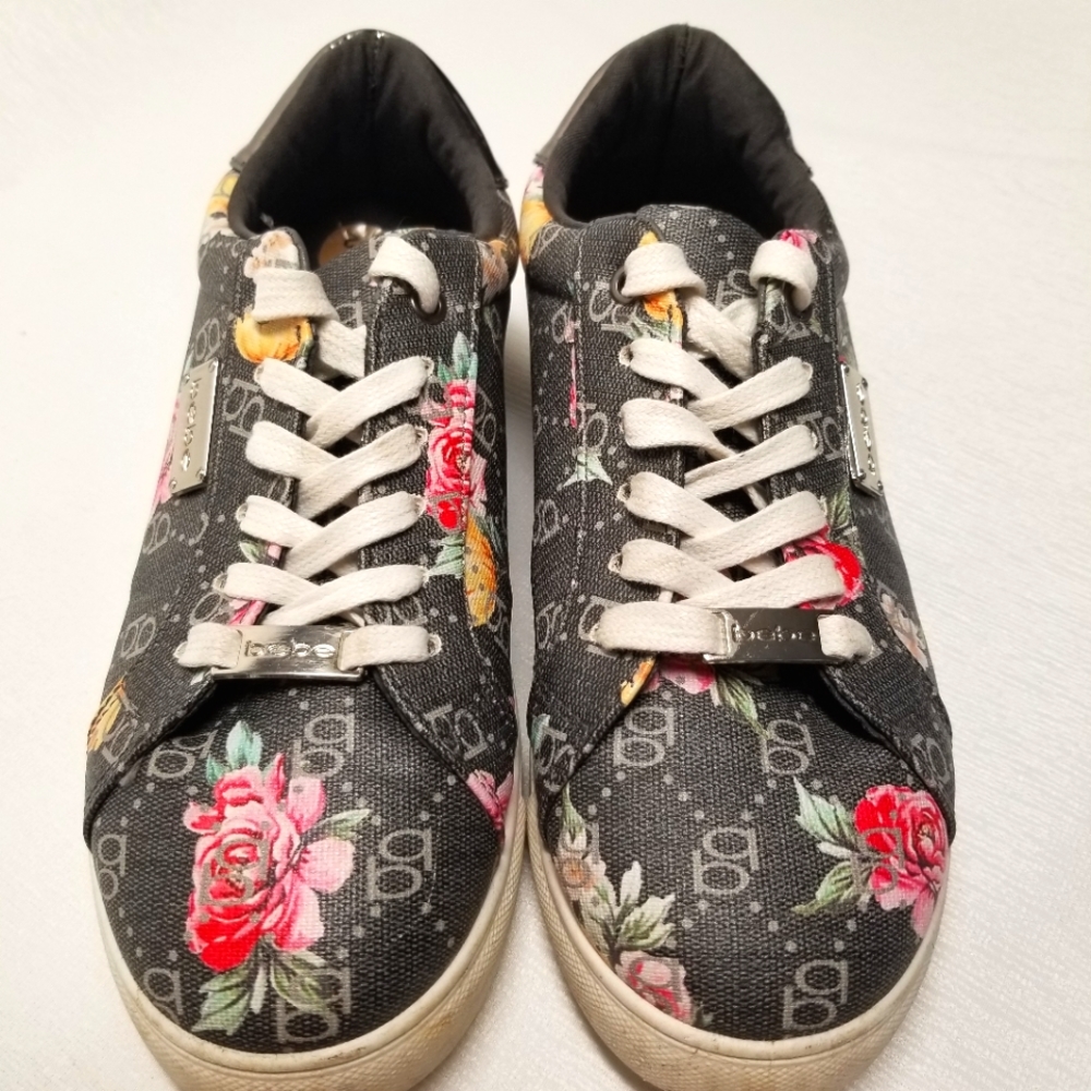 Bebe Womans Shoe Size 7 1/2 Nyomie FT17058-513 Gray Floral Print Sneaker